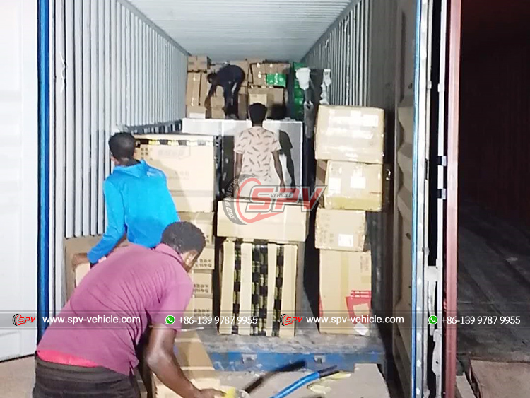 Client Picked Up the Container and Loading Down the Cargos in Djibouti